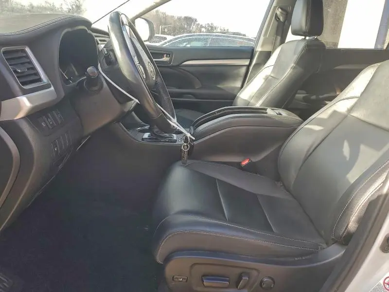 2019 TOYOTA HIGHLANDER SE  