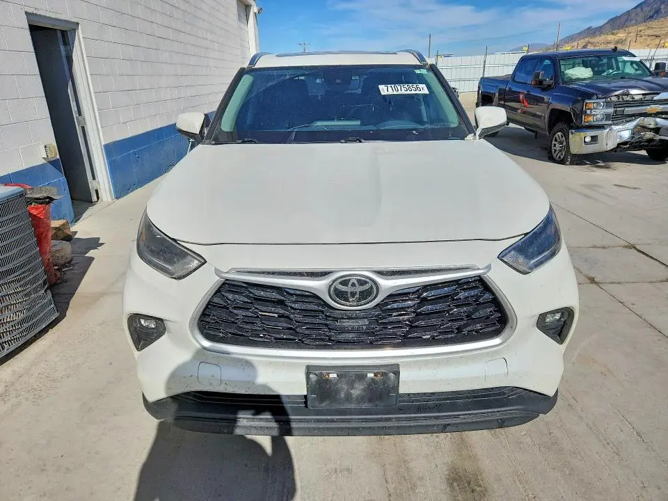 2021 TOYOTA HIGHLANDER XLE  