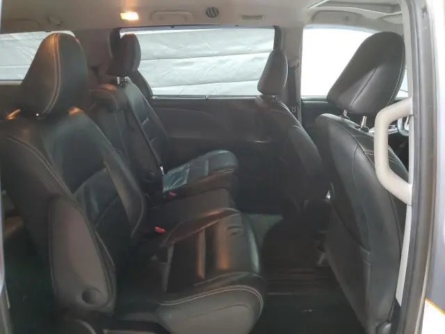 2017 TOYOTA SIENNA SE  