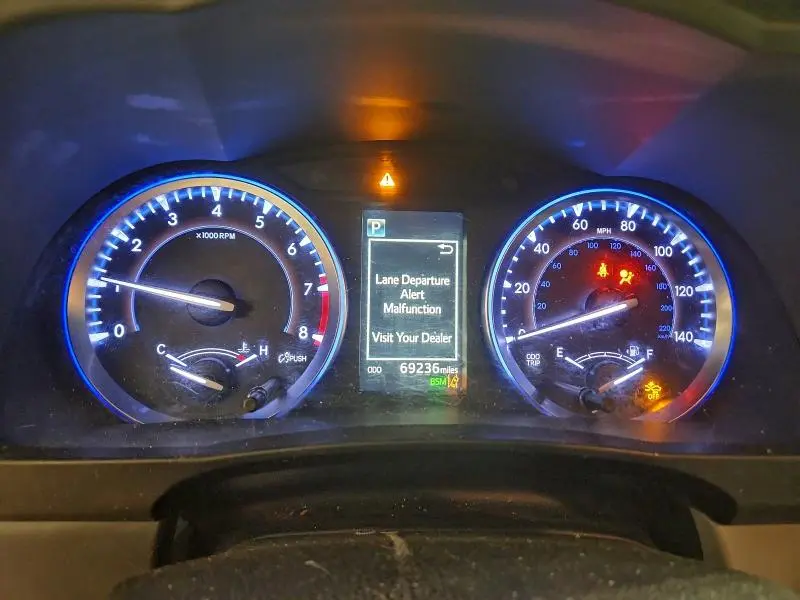 2019 TOYOTA HIGHLANDER SE  