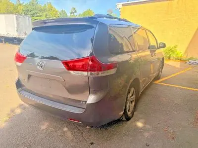 2011 TOYOTA SIENNA LE  