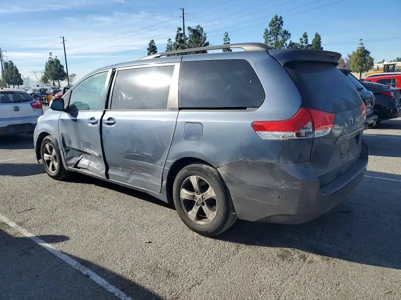 2013 TOYOTA SIENNA LE  