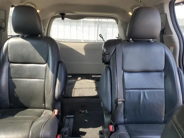 2017 TOYOTA SIENNA SE  