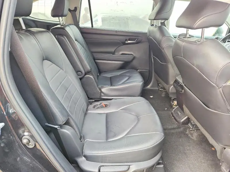 2024 TOYOTA HIGHLANDER XLE  