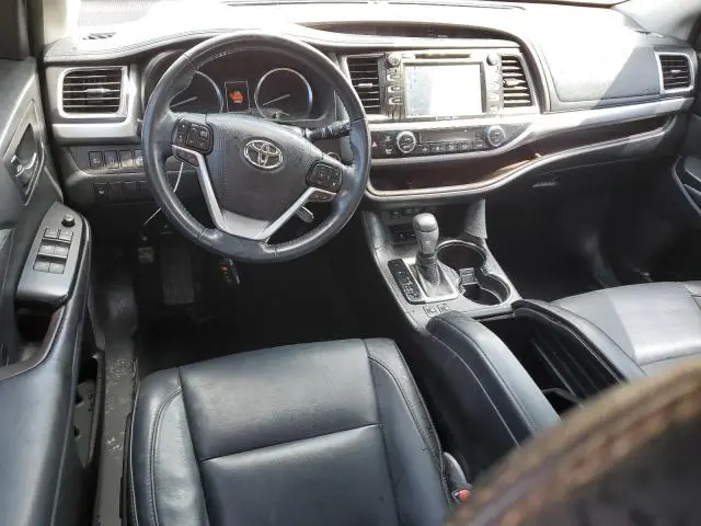 2018 TOYOTA HIGHLANDER SE  
