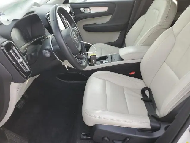 2022 VOLVO XC40 T5 MOMENTUM  