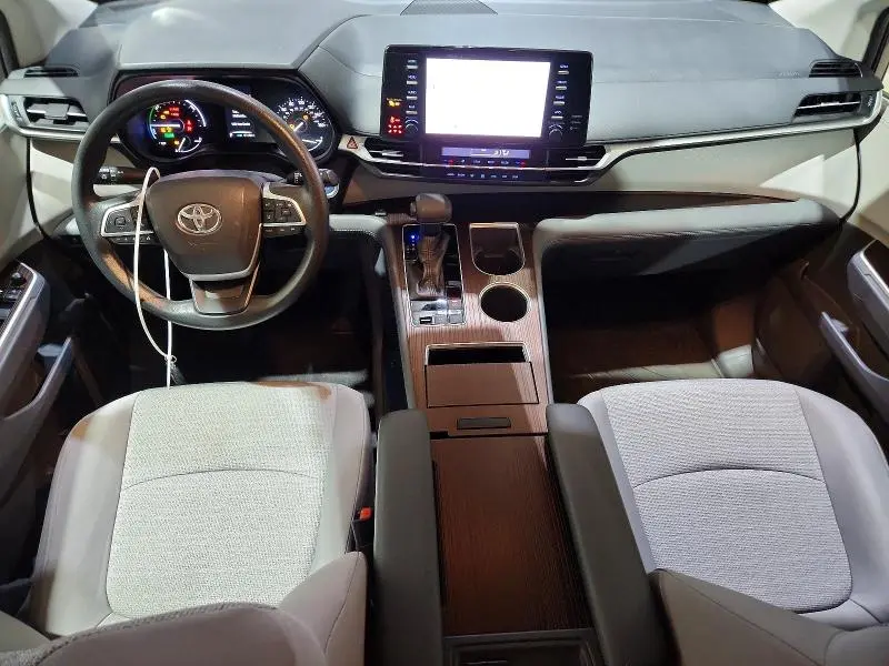 2021 TOYOTA SIENNA LE  