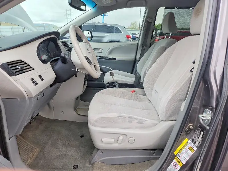 2013 TOYOTA SIENNA LE  