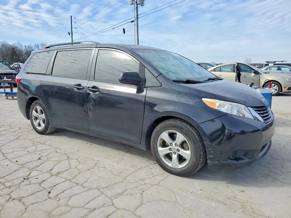 2016 TOYOTA SIENNA LE  