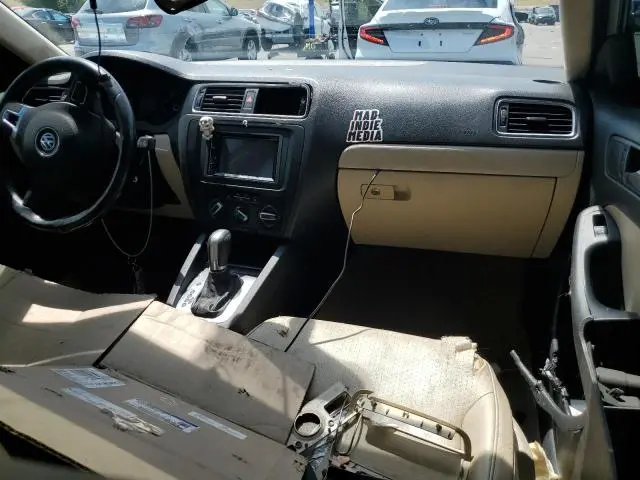 2011 VOLKSWAGEN JETTA SE  