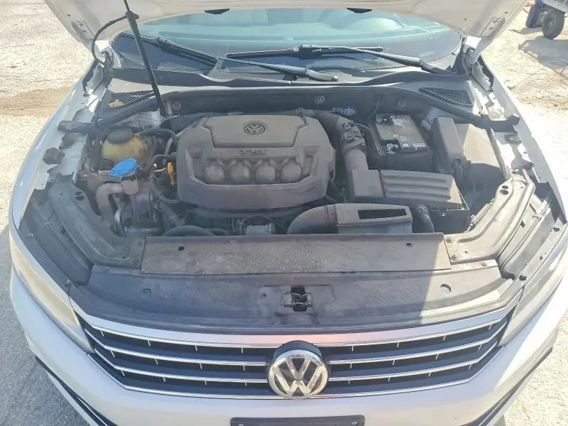 2018 VOLKSWAGEN PASSAT SE  