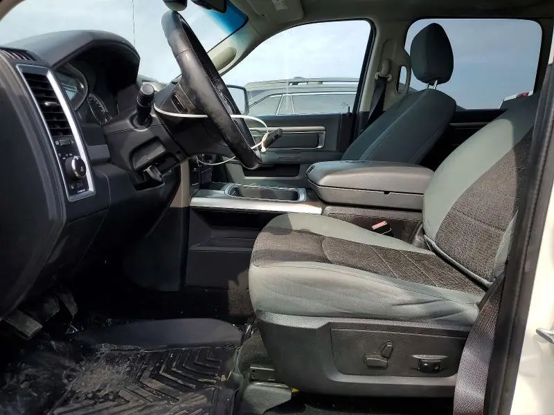 2016 RAM 1500 SLT  