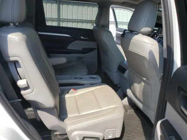 2017 TOYOTA HIGHLANDER SE  
