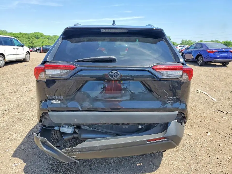2021 TOYOTA RAV4 XLE  