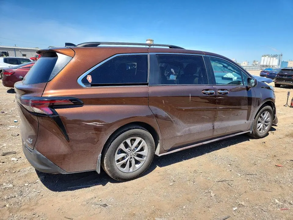 2023 TOYOTA SIENNA XLE  