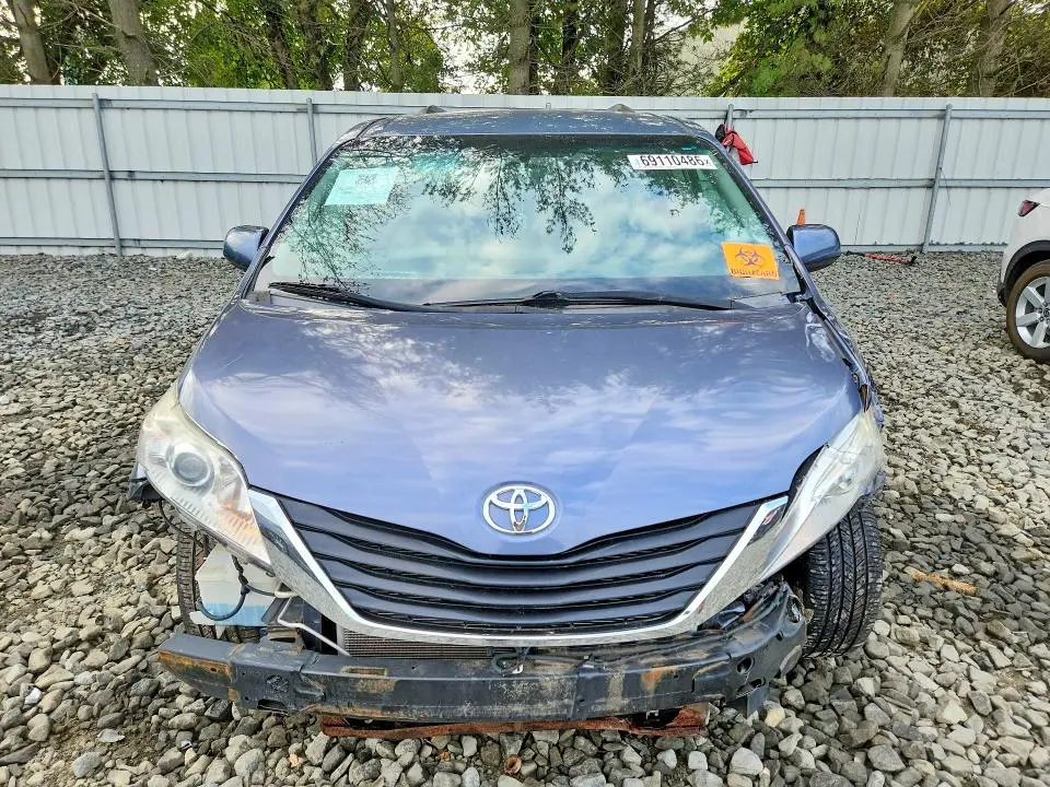 2016 TOYOTA SIENNA LE  