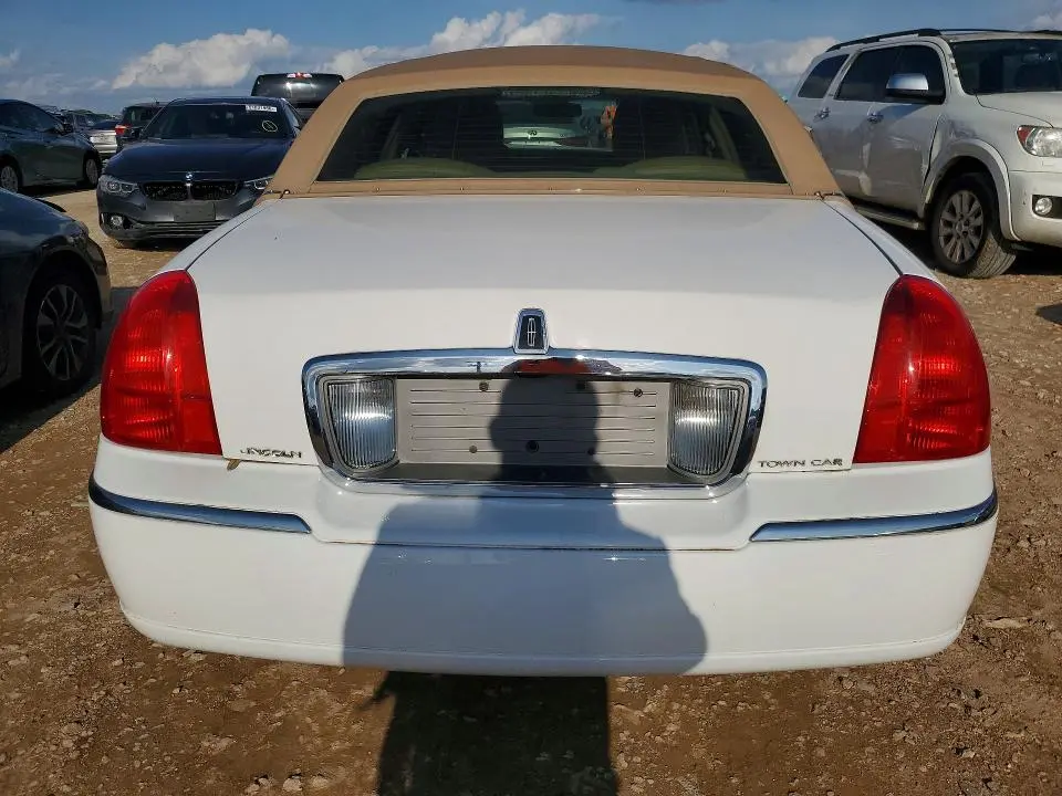 2011 LINCOLN TOWN CAR SIGNATURE LIMITED  