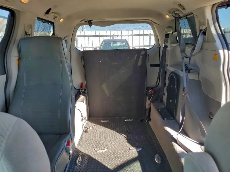2013 TOYOTA SIENNA LE  
