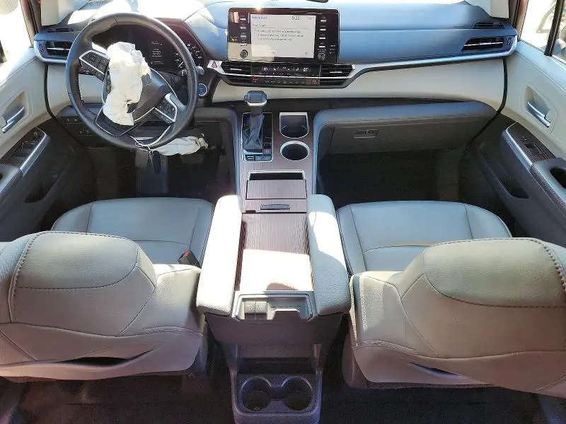 2021 TOYOTA SIENNA XLE  