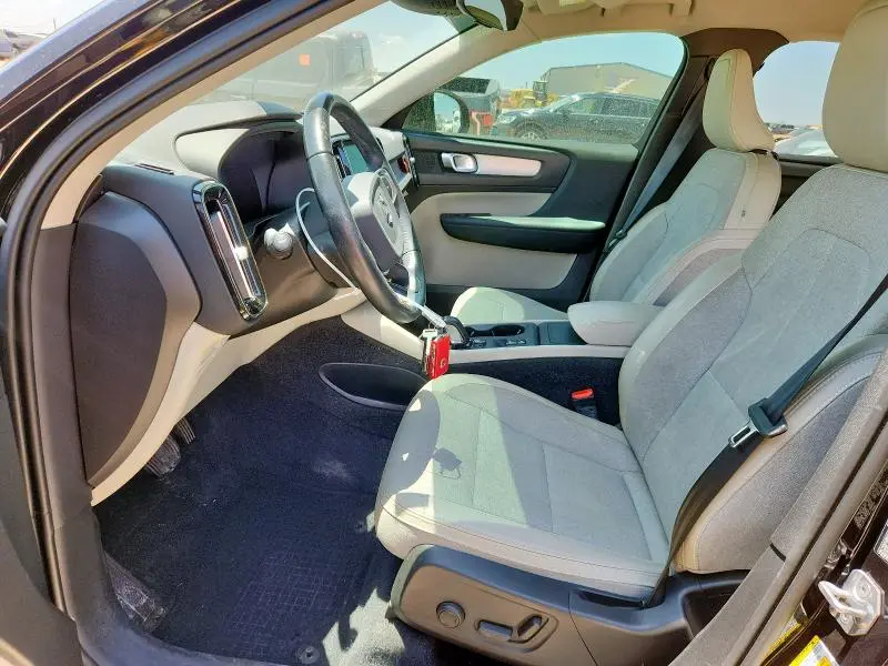 2020 VOLVO XC40 T4 MOMENTUM  