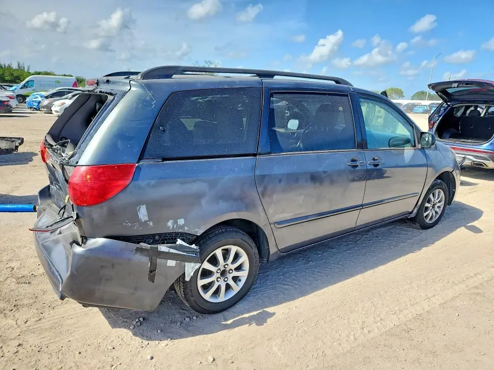 2010 TOYOTA SIENNA LE 8-PASSENGER  