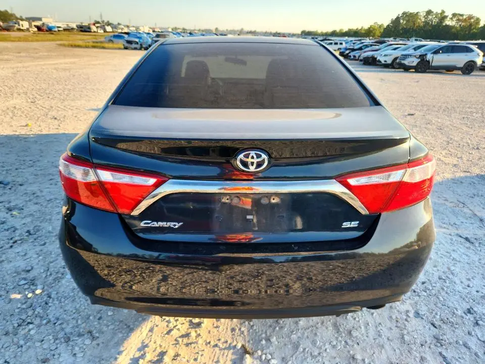2015 TOYOTA CAMRY SE  