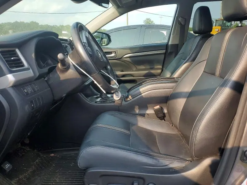 2017 TOYOTA HIGHLANDER SE  