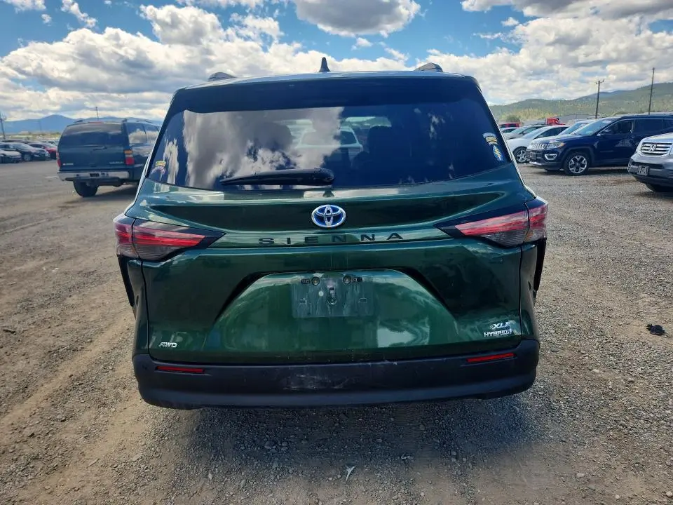 2021 TOYOTA SIENNA XLE  