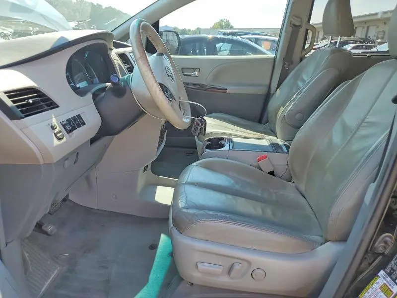 2014 TOYOTA SIENNA XLE 8-PASSENGER  