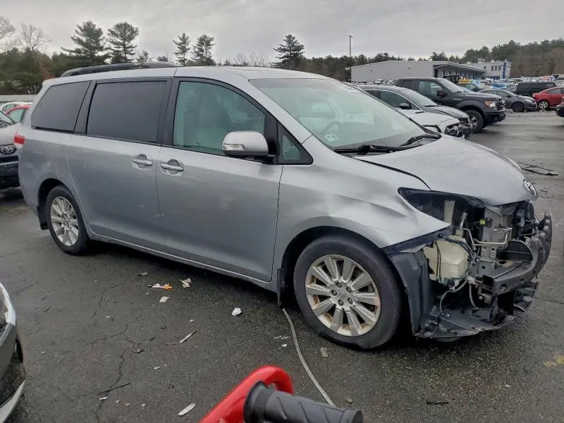 2013 TOYOTA SIENNA XLE  