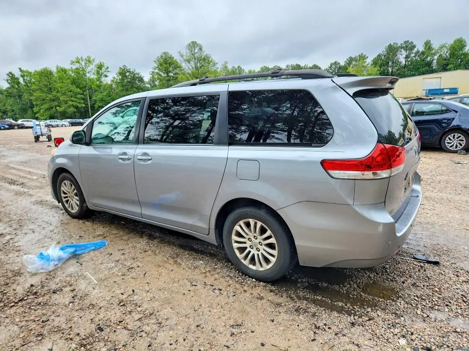 2013 TOYOTA SIENNA XLE 8-PASSENGER  