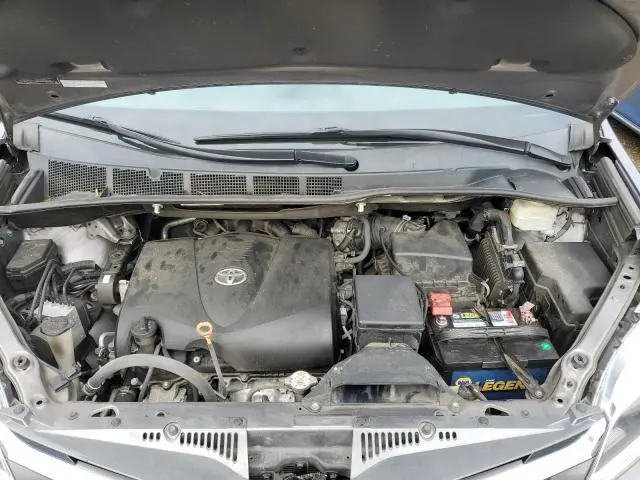 2020 TOYOTA SIENNA XLE  