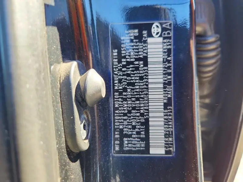 2015 TOYOTA COROLLA LE PLUS  