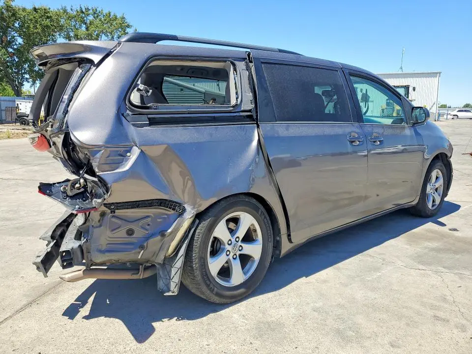 2016 TOYOTA SIENNA LE  