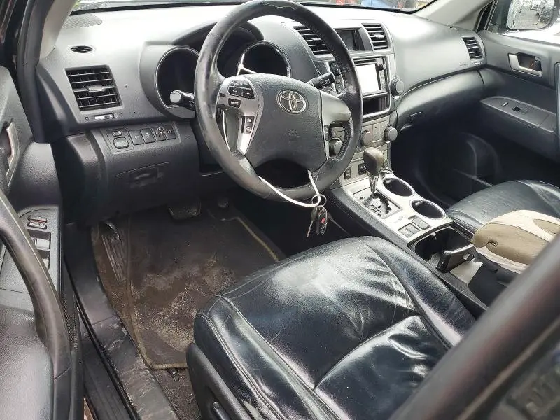 2013 TOYOTA HIGHLANDER SE  