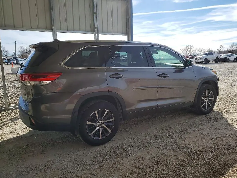 2017 TOYOTA HIGHLANDER SE  