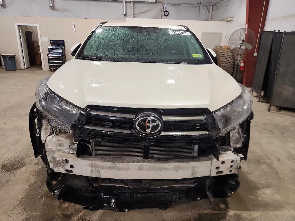 2019 TOYOTA HIGHLANDER SE  