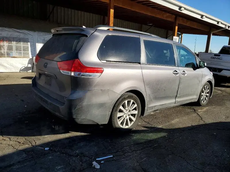 2011 TOYOTA SIENNA XLE  