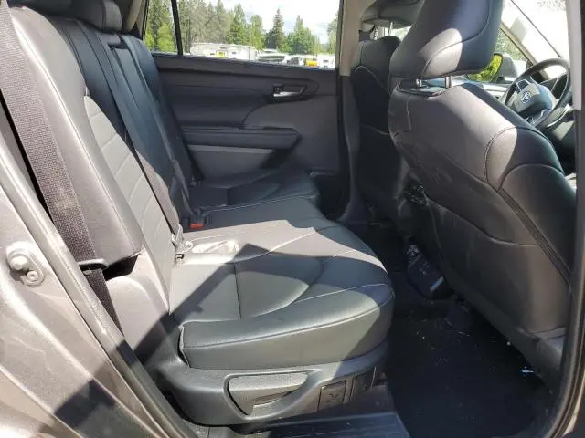 2022 TOYOTA HIGHLANDER XLE  