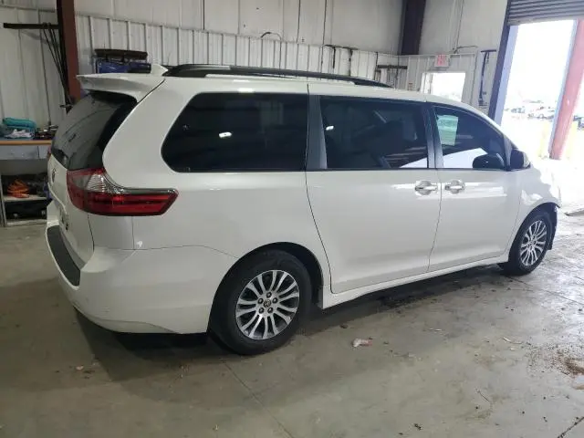 2020 TOYOTA SIENNA XLE  