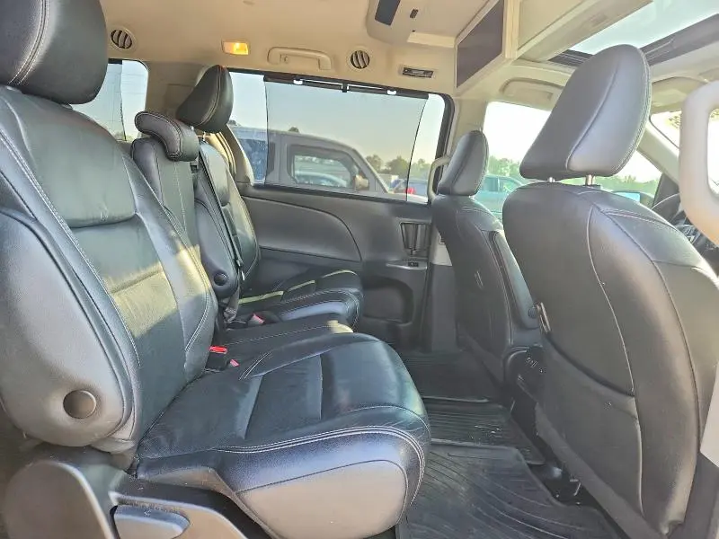 2018 TOYOTA SIENNA SE PREMIUM 8-PASSENGER  