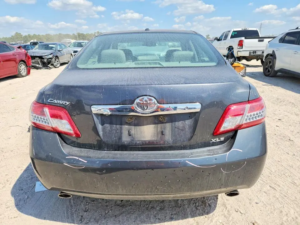 2011 TOYOTA CAMRY XLE V6  