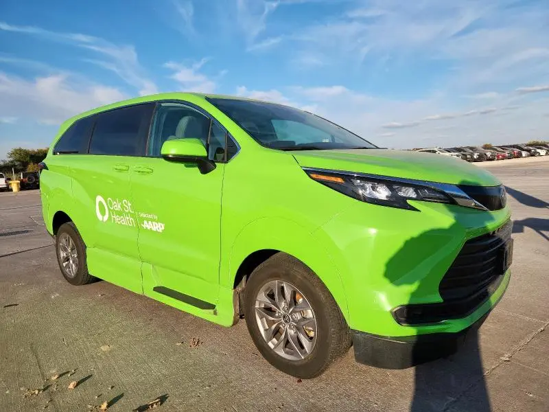 2024 TOYOTA SIENNA LE  