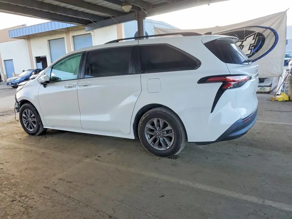 2021 TOYOTA SIENNA LE 8-PASSENGER  