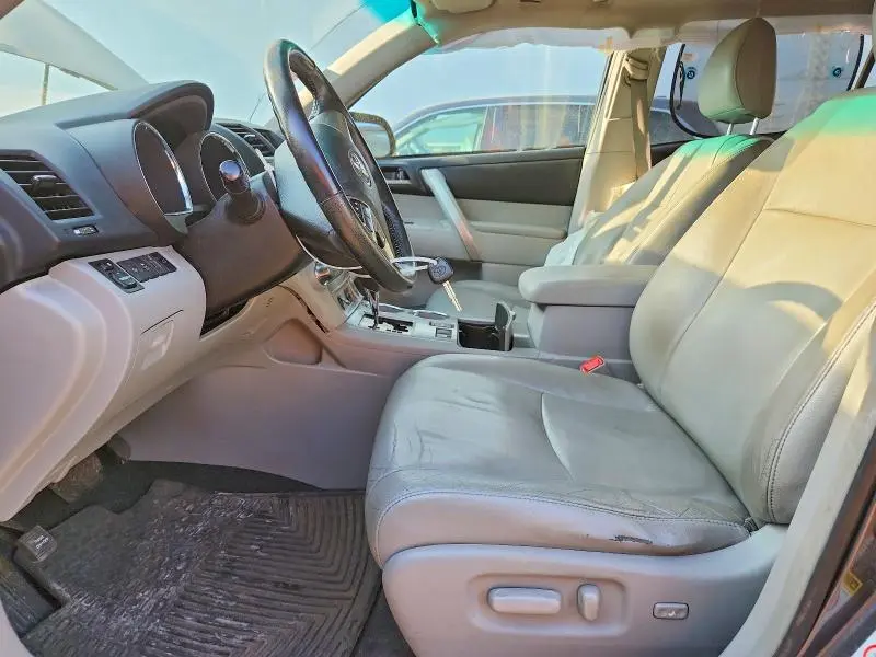 2013 TOYOTA HIGHLANDER SE  