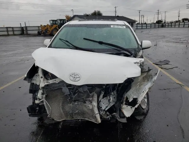 2014 TOYOTA SIENNA XLE  