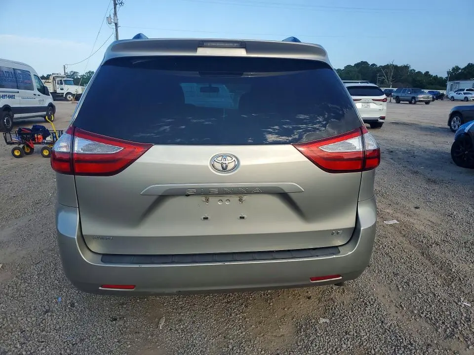 2017 TOYOTA SIENNA LE  