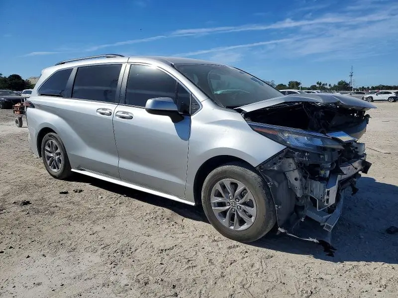 2022 TOYOTA SIENNA LE  