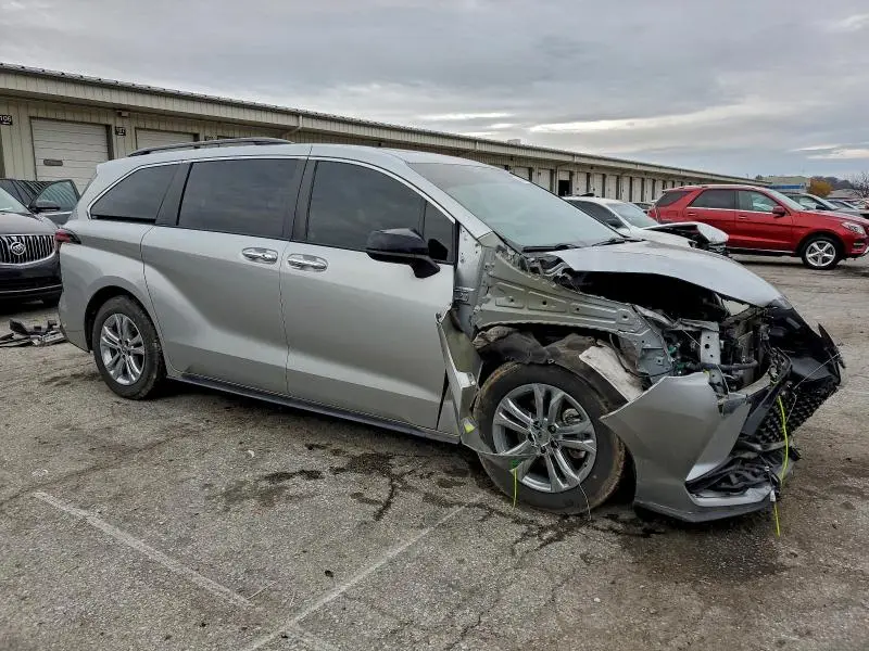2022 TOYOTA SIENNA XSE  