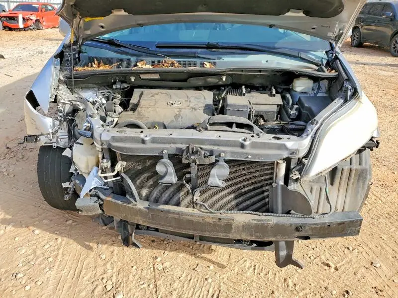 2013 TOYOTA SIENNA LE  